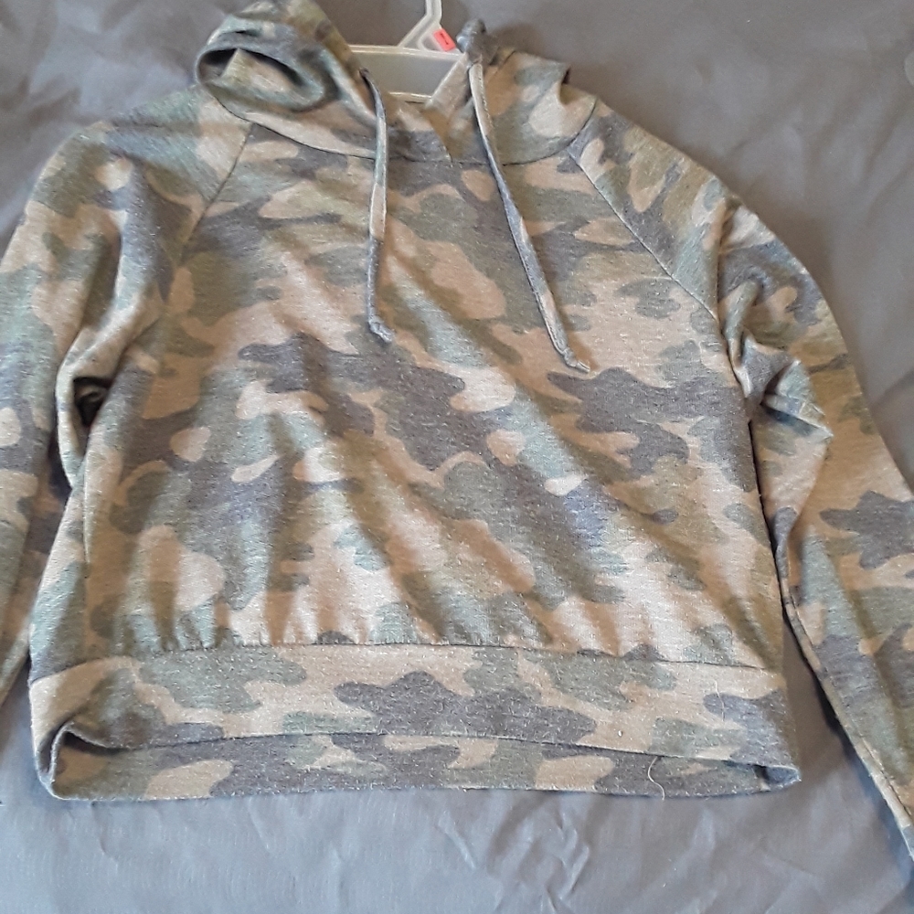 Camo crop top/long sleeves